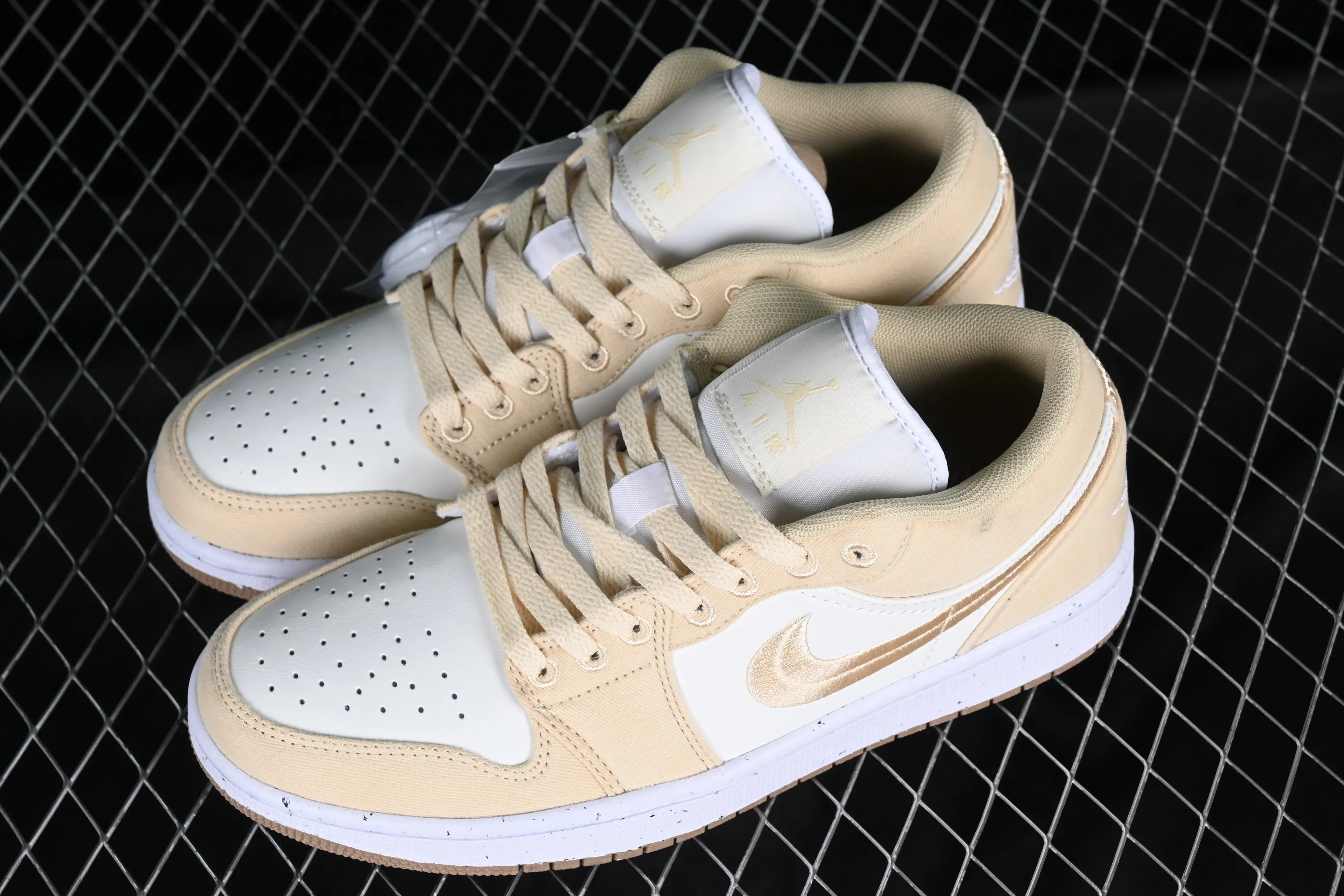 All categories Air Jordan Jordan series basketball shoes Air Jordan 1 Low Air Jordan 1 Low AJ1 Joe 1 electric embroidery white and yellow low-top cultural basketball shoes FN3722-701